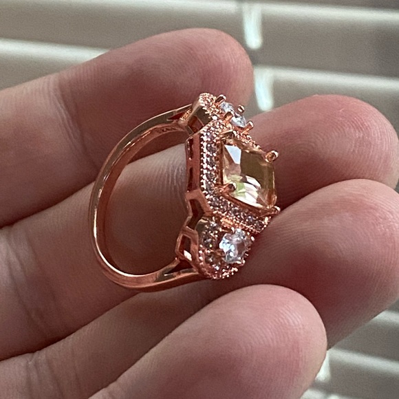 New beautiful Gold Plated Radiant Crystal Ring - Picture 5 of 6